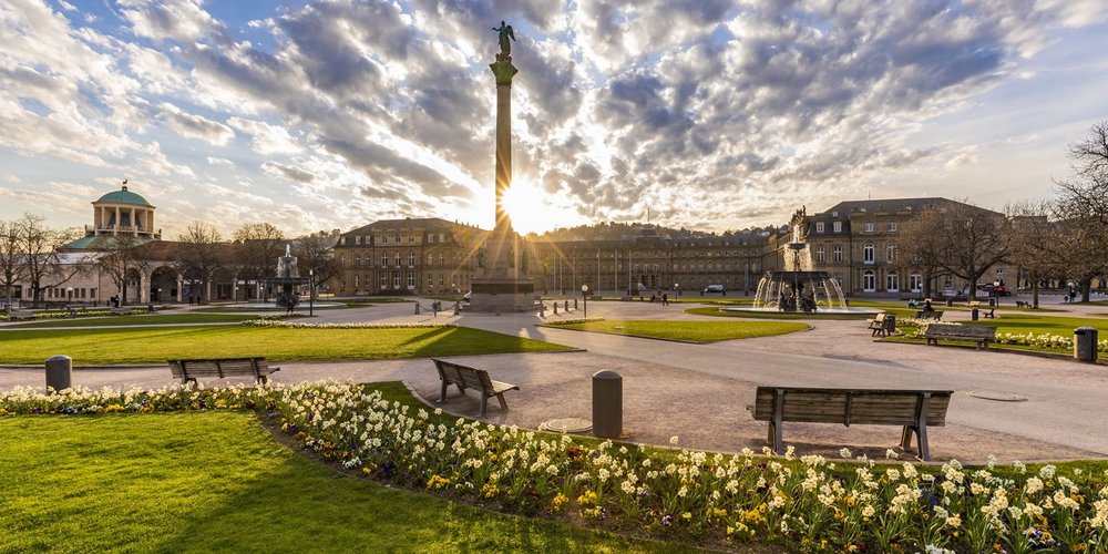 Deutschland, Baden-Württemberg, Stuttgart, Stadtmitte, Schlossplatz, Neues Schloss, Brunnen, Sonnenaufgang