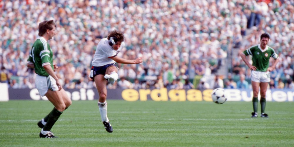 BAU//  12.06.1988 Stuttgart Fußball Europameisterschaft 1988, Irland vs. England, v.l. Bryan Robson (England, Mitte) verliert seinen Schuh